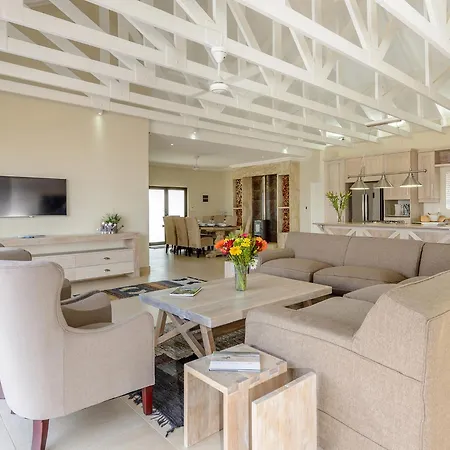 Cayley Mountain Resort Champagne Valley Room photo